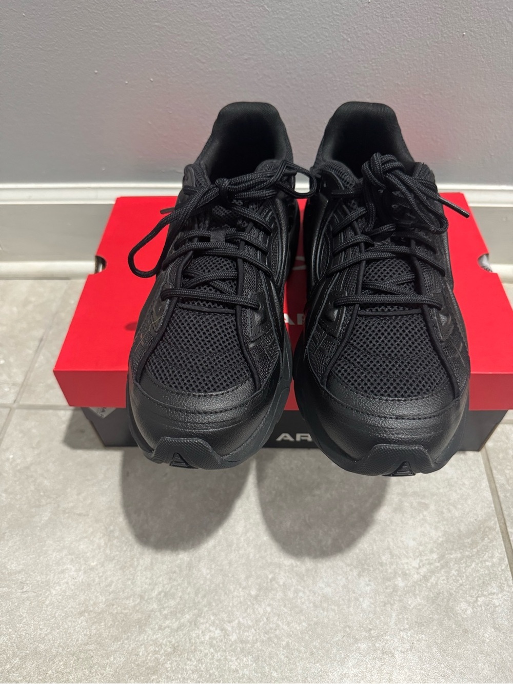 Size 10- Under Armour UA Sola Ultimate Black - Picture 3 of 6